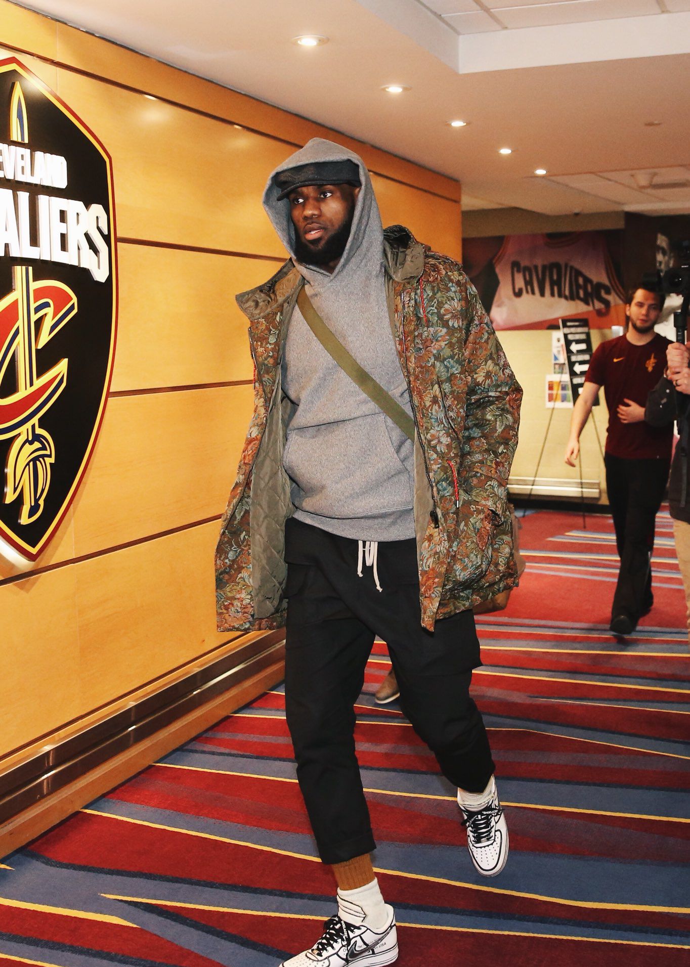 欧冠决赛用球谍照：包含白+深紫，灵感来自举办城市布达佩斯（欧冠决赛用球曝光：白与深紫配色，灵感源于举办地布达佩斯）