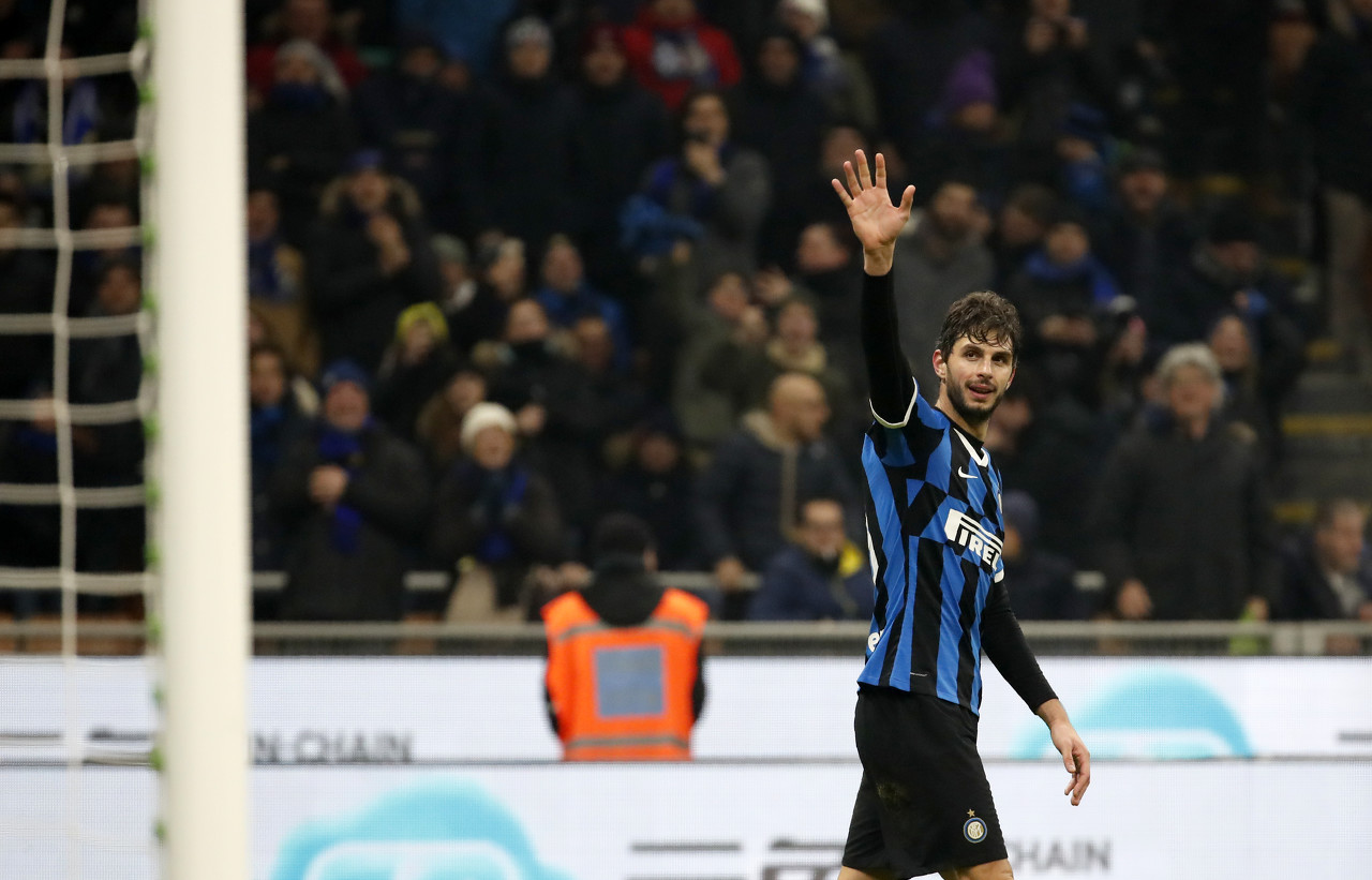 助罗马升至意甲榜首，斯维拉尔达成罗马生涯100场里程碑（斯维拉尔罗马百场达成，助球队登顶意甲榜首）