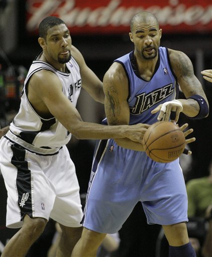 篮球篮网球迷为球队送上支持横幅（篮网球迷举起横幅为球队助威）