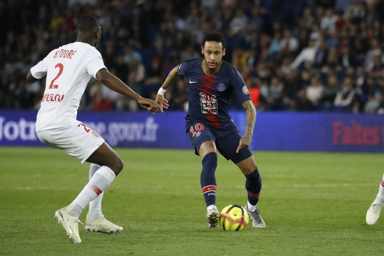 赫内斯说瓜帅想让你接手曼城？孔帕尼：我100%专注于拜仁（回应赫内斯称瓜帅盼其执教曼城，孔帕尼：我百分之百专注拜仁）