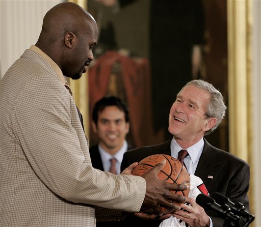 媒体人：中国退役球员当教练是恶俗圈子，应让草根教练来竞争（媒体人批评中国足坛教练成退役球员小圈子，建议向草根开放竞争）