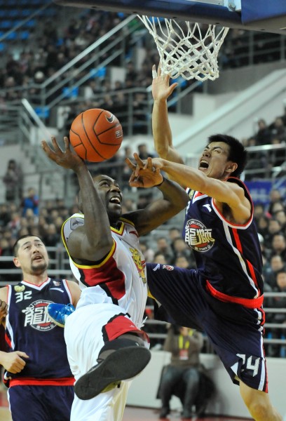 半场：米兰1-2都灵，拉比奥世界波，托莫里送点，莱奥伤退（半场战报：米兰1-2落后都灵，拉比奥轰世界波，托莫里送点，莱奥因伤离场）